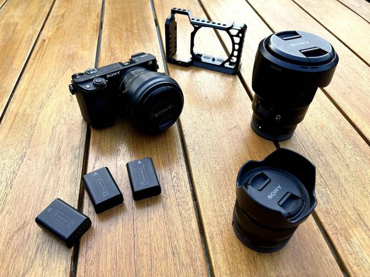 Sony A6300 | compleet met 3 lenzen, 3 batterijen en cage, Audio, Tv en Foto, Fotocamera's Digitaal, Zo goed als nieuw, Compact