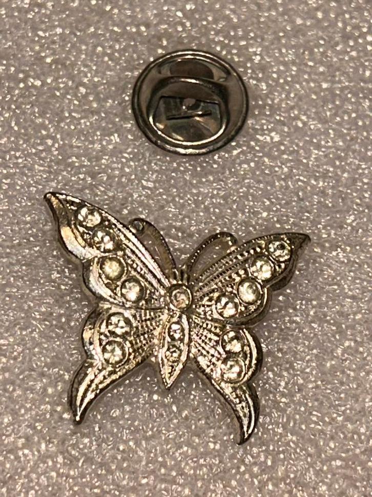 Pin vlinder zilverkleur, Verzamelen, Speldjes, Pins en Buttons, Nieuw, Speldje of Pin, Dier of Natuur, Ophalen of Verzenden
