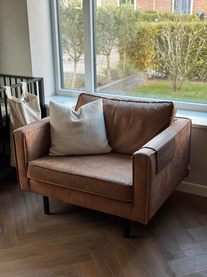 Rodeo fauteuil microleer cognac (loveseat), Huis en Inrichting, Fauteuils, Gebruikt, Overige materialen, 75 tot 100 cm, Minder dan 75 cm