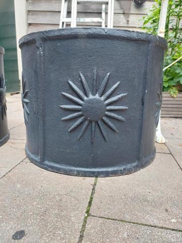 Mooie zware bloempotten dia 40cm gietijzer prijs p.stuk beschikbaar voor biedingen