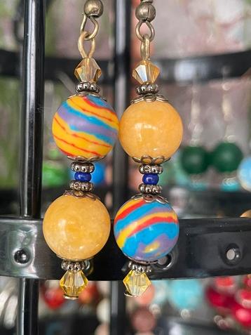 Okergele hangers beschikbaar voor biedingen