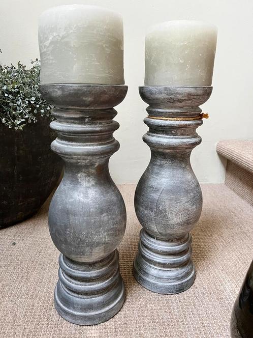 Set van 2 Grijze Houten Kandelaars incl. Kaarsen, Huis en Inrichting, Woonaccessoires | Kandelaars en Kaarsen, Zo goed als nieuw