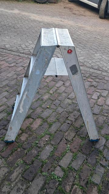 Aluminium trapje - 4 treden - 1 meter hoog beschikbaar voor biedingen