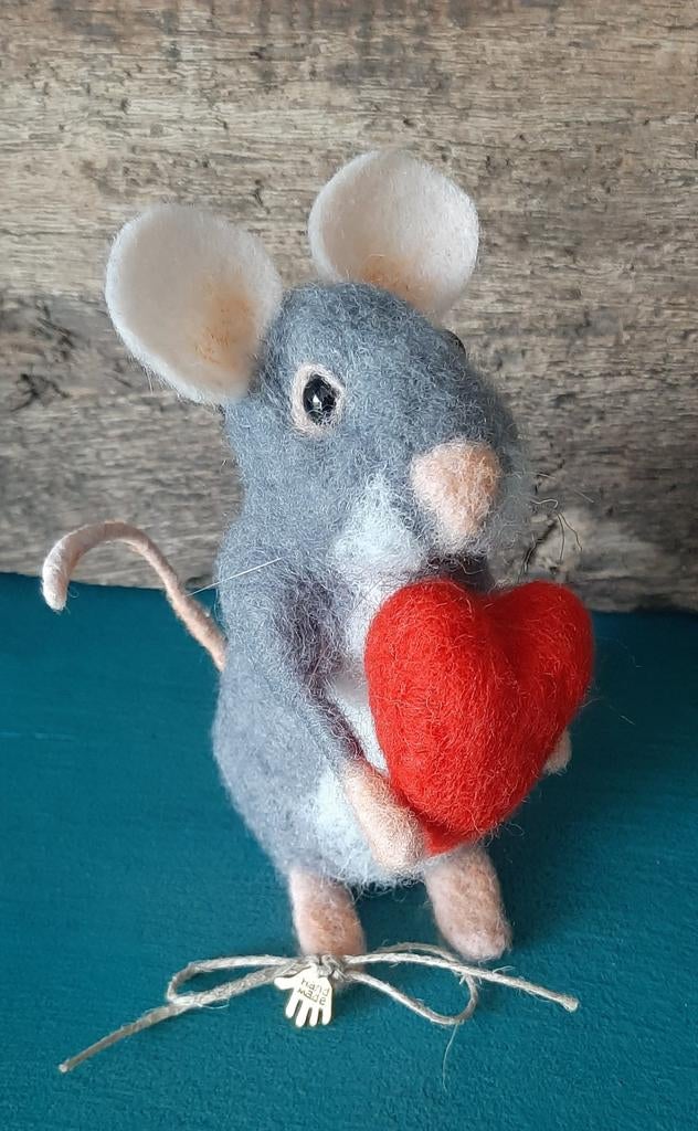 Genaaldvilte muis met hart wol naaldvilten muisje handmade, Hobby en Vrije tijd, Vilt, Nieuw, Overige typen, Wolvilt, Ophalen of Verzenden
