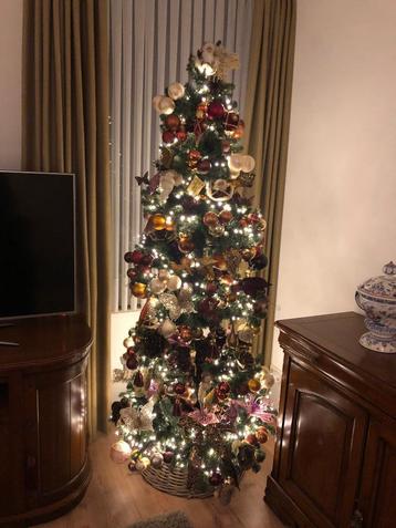 Complete, spiraalvormige Kerstboom met luxe kerstballen beschikbaar voor biedingen