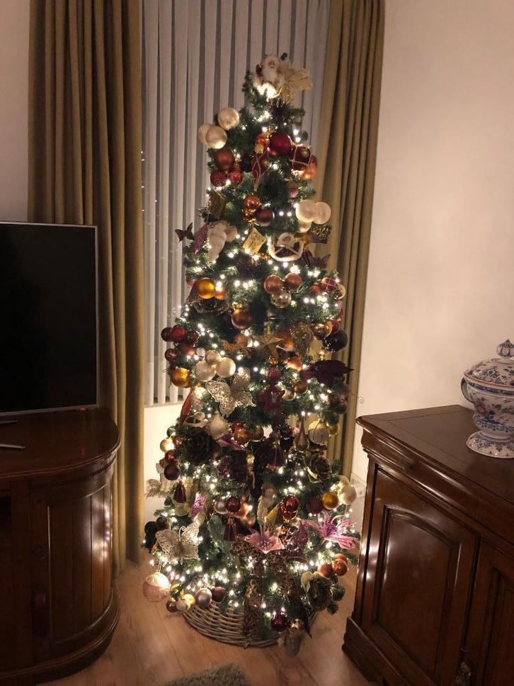 Complete, spiraalvormige Kerstboom met luxe kerstballen, Diversen, Kerst, Zo goed als nieuw, Ophalen