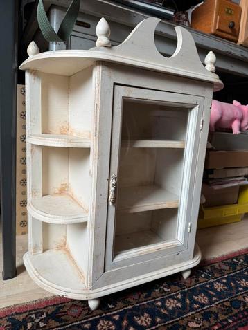 Leuk brocante vitrinekastje beschikbaar voor biedingen