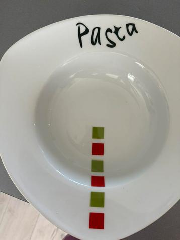 Vier pastaborden beschikbaar voor biedingen