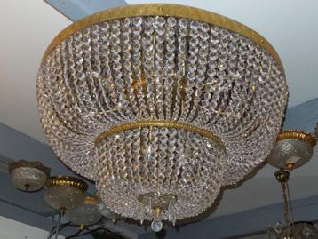  grote plafonniére van kristallen kralen, en messing rand beschikbaar voor biedingen