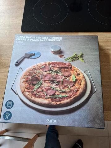 Gusta Pizzasteen 33cm Nieuw met Houder beschikbaar voor biedingen