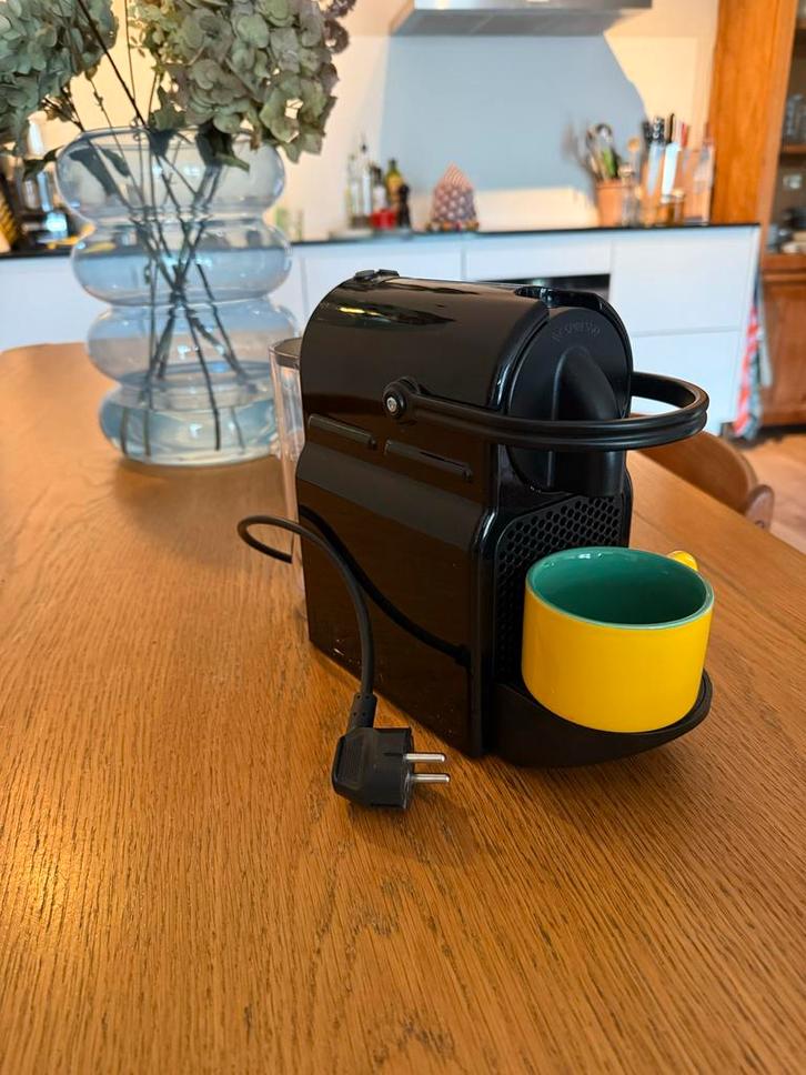 Nespresso Inissia - Goed Onderhouden, Witgoed en Apparatuur, Koffiezetapparaten, Gebruikt, Koffiepads en cups, Espresso apparaat