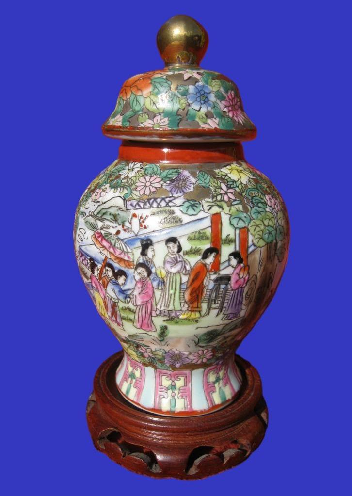 Chinese urn vaas op mooie houtstandaard., Antiek en Kunst, Kunst | Niet-Westerse kunst, Ophalen