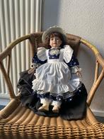 Antieke Porseleinen Pop met Blauw-Witte Jurk en Hoedje, Ophalen