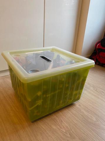Bak met lego beschikbaar voor biedingen