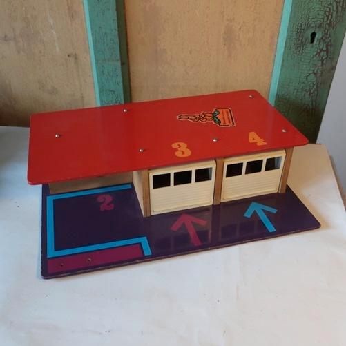 Garage speelgoed hout origineel 40 x 27 x 10,5 cm, Kinderen en Baby's, Speelgoed | Houten speelgoed, Gebruikt, Overige typen, Ophalen of Verzenden