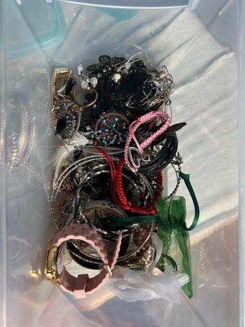 Verschillende sieraden beschikbaar voor biedingen