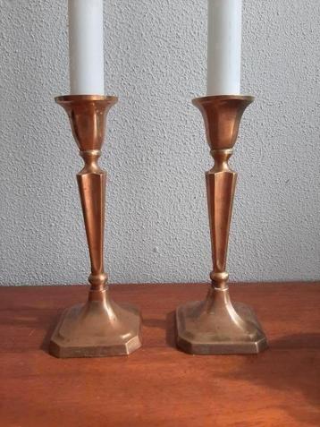 Paar vintage messing kandelaars beschikbaar voor biedingen