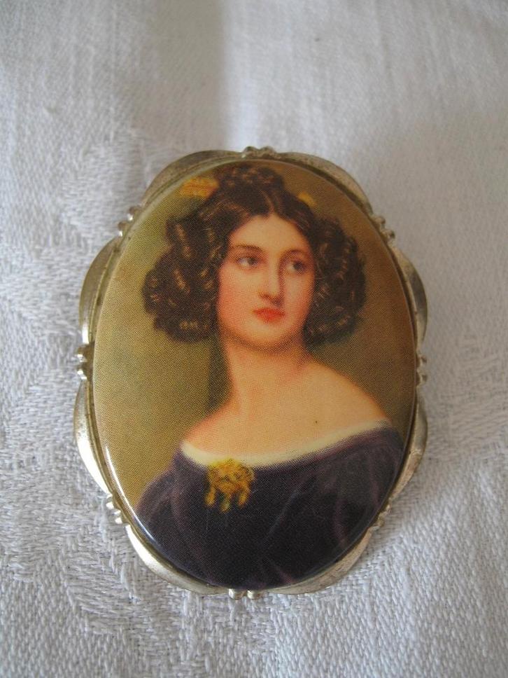 oude broche ovaal portret medaillon vrouw goede staat, Sieraden, Tassen en Uiterlijk, Broches, Gebruikt, Overige materialen, Overige kleuren