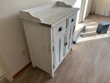 Vintage Kastje met Lades en Deuren beschikbaar voor biedingen