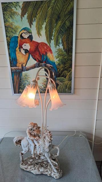 Antieke lamp met paardenbeeldje beschikbaar voor biedingen
