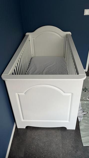 Baby bed + commode incl. matras beschikbaar voor biedingen