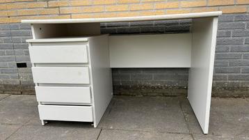 Bureau wit met 4 lades beschikbaar voor biedingen