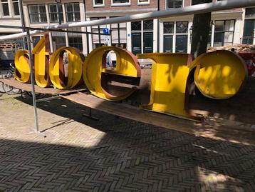 Vintage Stoer Roest Store Letters beschikbaar voor biedingen