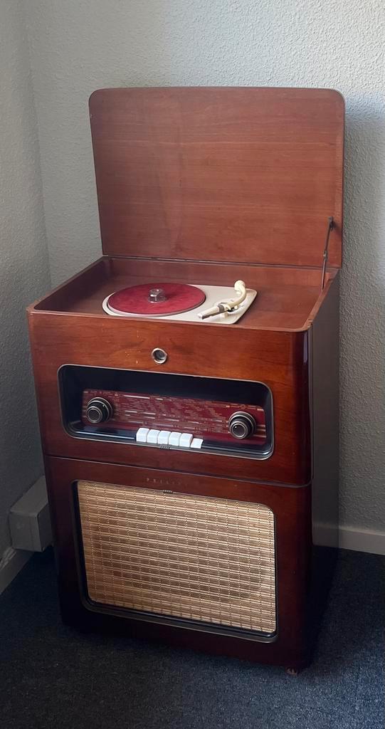 Mooie oude radio / met kleine platenspeler, Antiek en Kunst, Antiek | Tv's en Audio, Ophalen