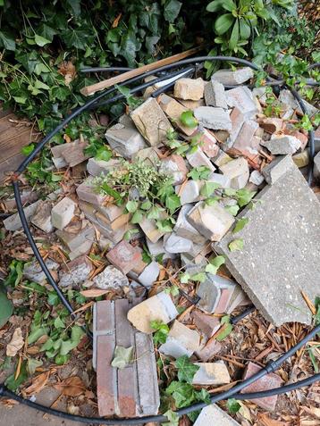 Stapel bakstenen gratis ophalen beschikbaar voor biedingen