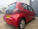 Toyota Aygo 1.0-12V Aspiration Red/Airco/Leder/AUX/Goed-onde, Voorwielaandrijving, Gebruikt, 68 pk, Origineel Nederlands