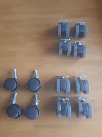 Te koop 12  meubel wieltjes beschikbaar voor biedingen