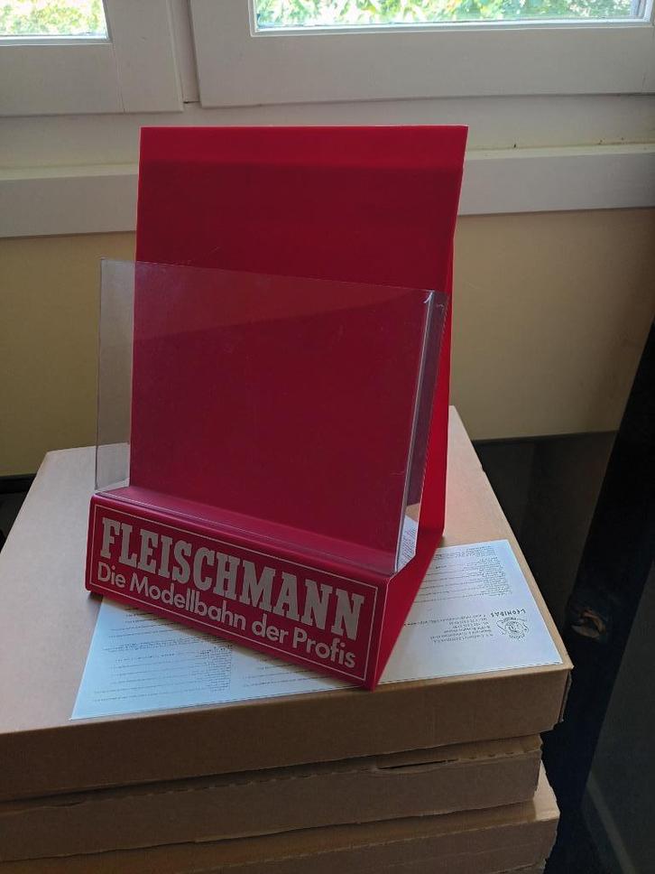 Fleischmann catalogusstaander, Hobby en Vrije tijd, Modeltreinen | H0, Zo goed als nieuw, Boek, Tijdschrift of Catalogus, Gelijkstroom