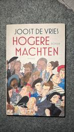 Joost de Vries - Hogere machten, Boeken, Ophalen of Verzenden, Zo goed als nieuw, Nederland, Joost de Vries