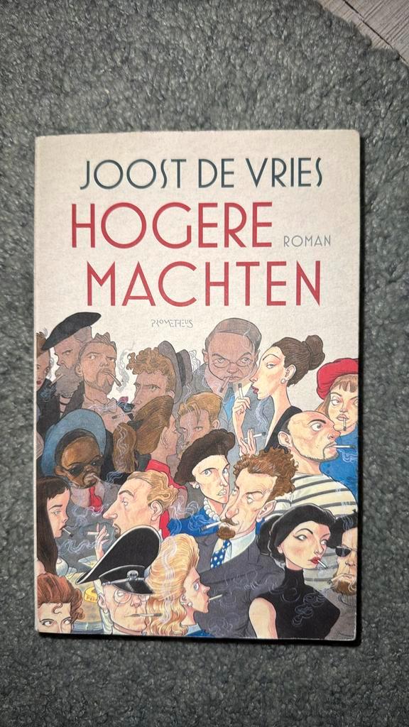Joost de Vries - Hogere machten, Boeken, Literatuur, Zo goed als nieuw, Nederland, Ophalen of Verzenden