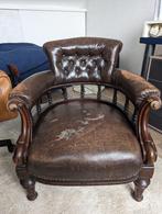 Antiek lederen Chesterfield fauteuil, Huis en Inrichting, Fauteuils, Chesterfield, Minder dan 75 cm, Gebruikt, Hout