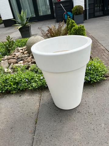 Elho plantenbak hoog 55cm diameter 44cm buitenkant beschikbaar voor biedingen