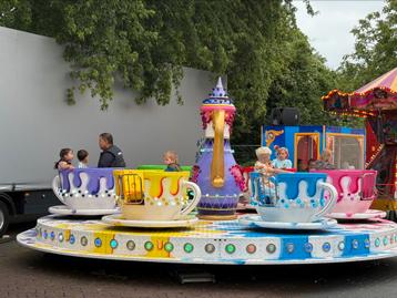 Te huur. Tea cups attractie beschikbaar voor biedingen