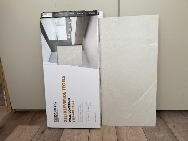 Isodeco Zelfklevende Tegel SPC Carrara Nikè Mat Taupe, Doe-het-zelf en Verbouw, Tegels, Nieuw, Wandtegels, Keramiek, 60 cm of meer