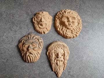Vier Italiaanse terracotta miniatuurtjes om op te hangen. beschikbaar voor biedingen