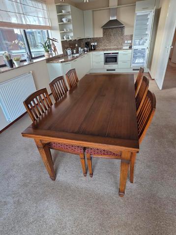 Complete. Eetkamer  beschikbaar voor biedingen