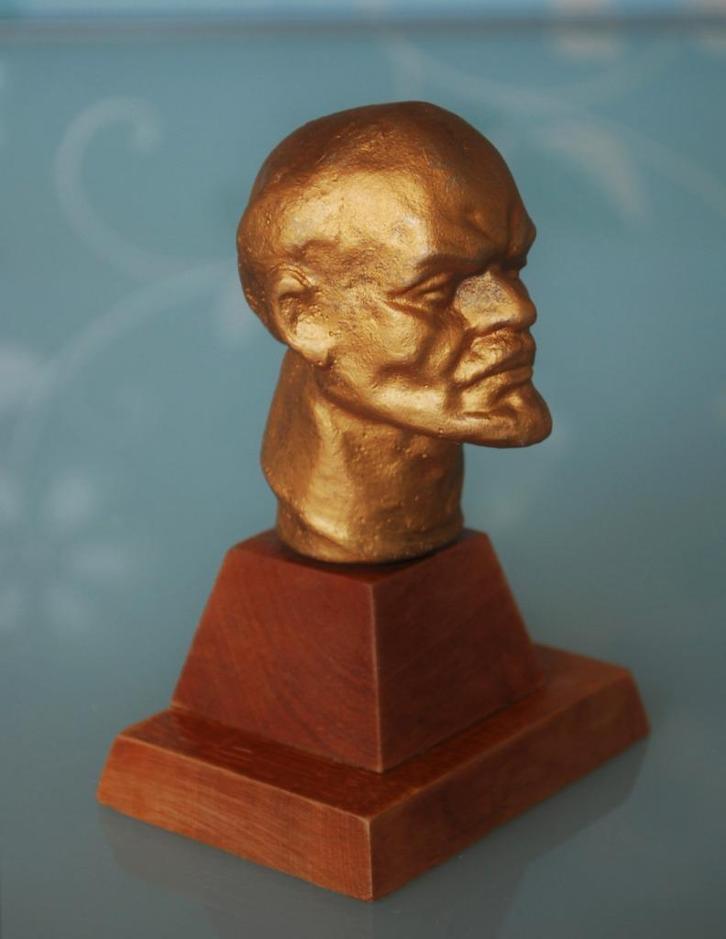 Lenin Buste op een blank houten trapezium vorm sokkel, Antiek en Kunst, Curiosa en Brocante, Ophalen of Verzenden