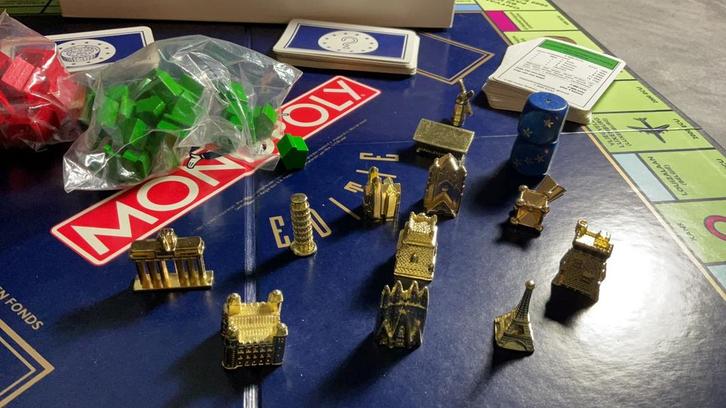 monopoly- europesche editie met metalen pionnen Europa kerst, Hobby en Vrije tijd, Gezelschapsspellen | Bordspellen, Zo goed als nieuw