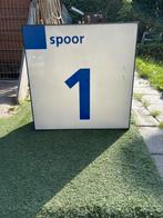 Authentieke perron borden voorzien van de nummers 1 en 2., Ophalen of Verzenden, Gebruikt, Trein, Overige typen