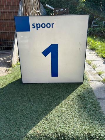 Authentieke perron borden voorzien van de nummers 1 en 2. beschikbaar voor biedingen