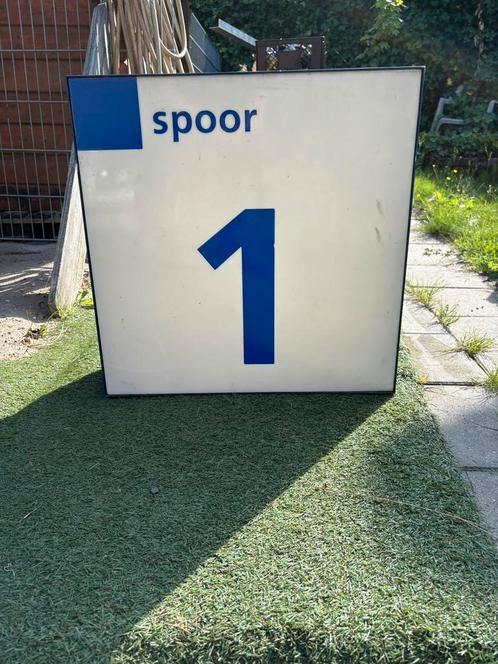 Authentieke perron borden voorzien van de nummers 1 en 2., Verzamelen, Spoorwegen en Tramwegen, Gebruikt, Trein, Overige typen