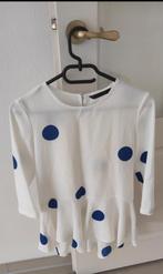 Moderne witte blouse met blauwe stippen van ZARA maat S, Kleding | Dames, Blouses en Tunieken, Zara, Ophalen of Verzenden, Wit