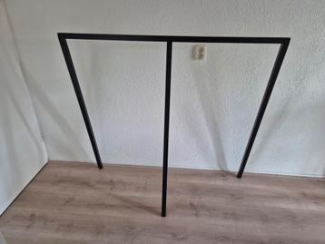 Kledingrek design beschikbaar voor biedingen