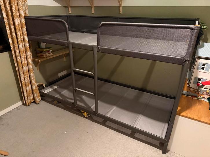 TUFFING Frame stapelbed, donkergrijs, 90x200 cm, Kinderen en Baby's, Kinderkamer | Bedden, Zo goed als nieuw, 180 cm of meer, 85 tot 100 cm
