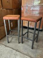 Twee vierkante barkrukken cognac stalen frame, 2 krukken, Ophalen