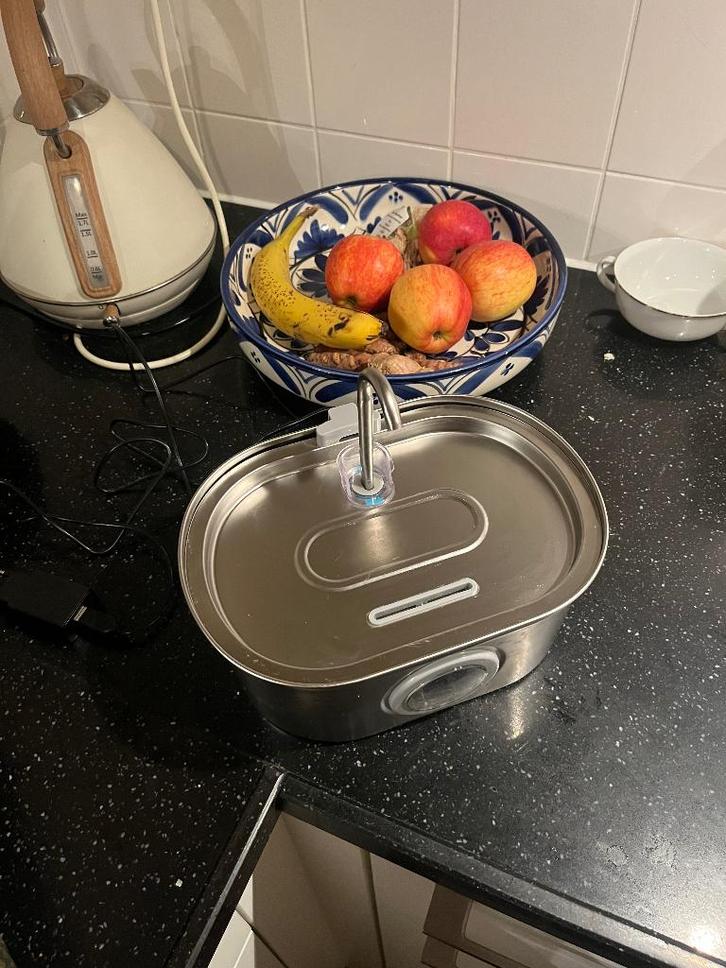 Water fontein kat, Dieren en Toebehoren, Kattenvoerbakken en Drinkbakken, Zo goed als nieuw, Ophalen